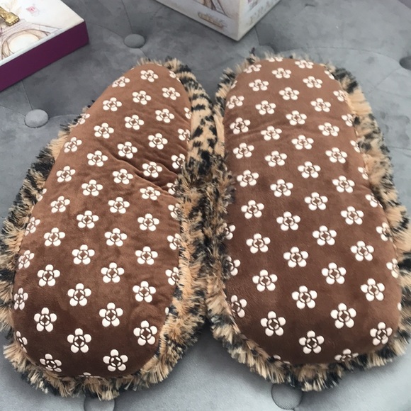 WARMIES Leopard Print Microwavable Lavender Scented Slippers. NWOB. - Picture 3 of 4